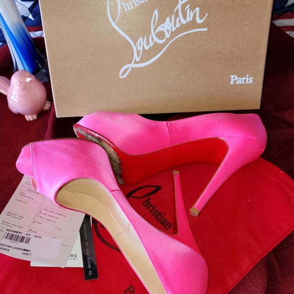 Christian Louboutin - Picture 2 of 4